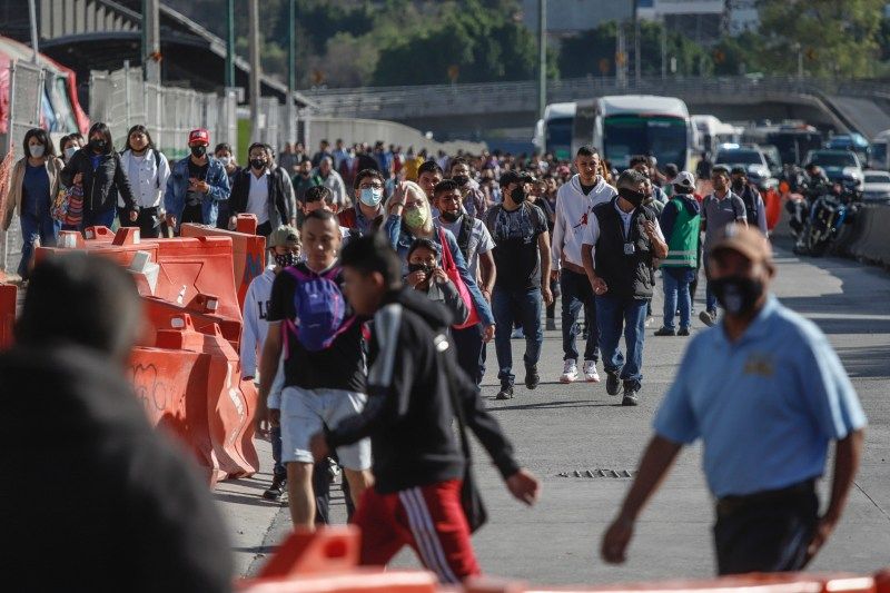 Transportistas de Ciudad de México bloquean vías para aumento de tarifa