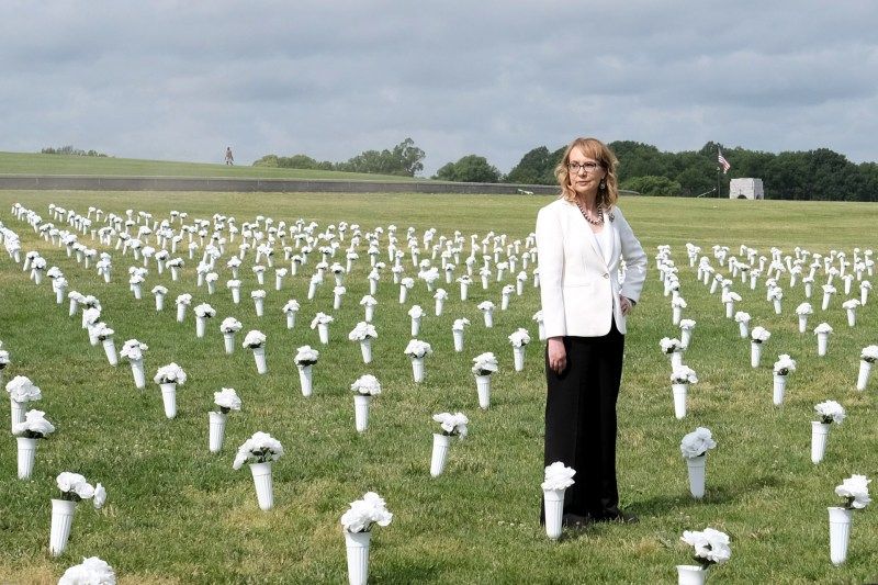 Un mar de flores, un mar de muertos por la violencia armada en Estados Unidos