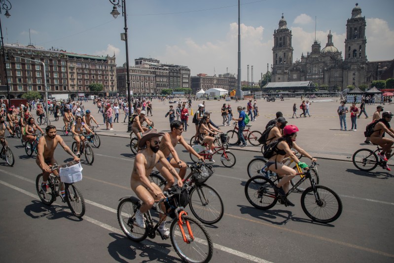 Cientos de ciclistas realizan una rodada nudista hoy, por la principales calles de la Ciudad de México. Foto de EFE/ Isaac Esquivel.