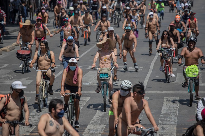 Cientos de ciclistas realizan una rodada nudista hoy, por la principales calles de la Ciudad de México. Foto de EFE/ Isaac Esquivel.