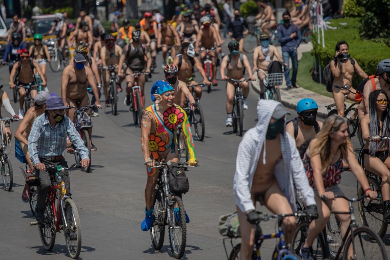 Cientos de ciclistas realizan una rodada nudista hoy, por la principales calles de la Ciudad de México. Foto de EFE/ Isaac Esquivel.