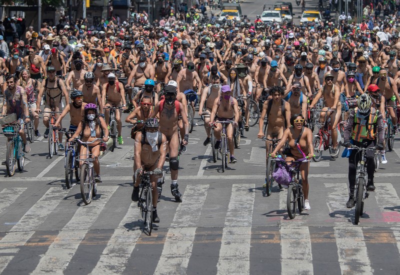 Cientos de ciclistas realizan una rodada nudista hoy, por la principales calles de la Ciudad de México. Foto de EFE/ Isaac Esquivel.
