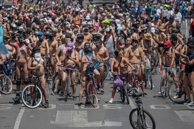 Cientos de ciclistas realizan una rodada nudista hoy, por la principales calles de la Ciudad de México. Foto de EFE/ Isaac Esquivel.