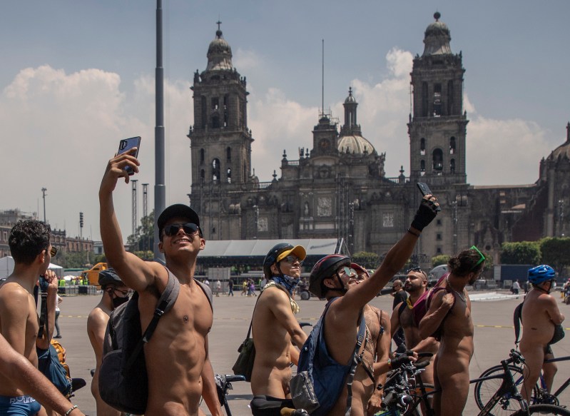 Cientos de ciclistas realizan una rodada nudista hoy, por la principales calles de la Ciudad de México. Foto de EFE/ Isaac Esquivel.
