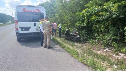 Resulta herido un menor al derrapar familia en una motocicleta