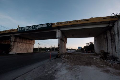 Remueven “La Casa de los Aluxes”, ubicada en trébol vial de aeropuerto por remodelación