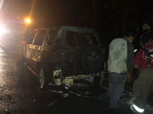 ALUXES MALOSOS || Se incendia auto en el distribuidor vial del aeropuerto de Cancún
