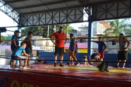 El “Sagrado” comparte conocimientos con niños, jóvenes y luchadores amateurs de Playa del Carmen