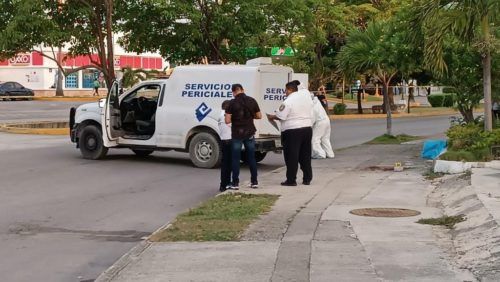 Pierde la vida un motociclista al chocar contra un poste en Cancún
