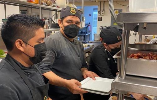 Restauranteros proponen contratar a centroamericanos para cubrir el déficit de empleos