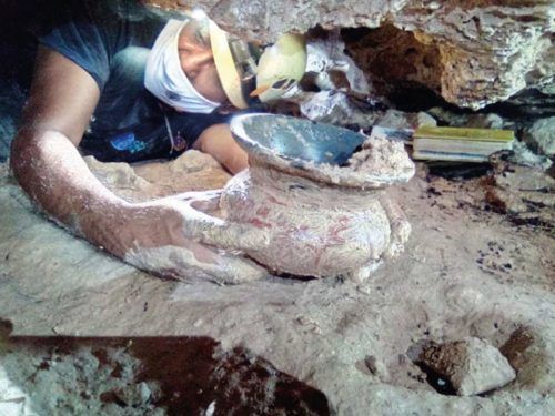 Rescatan vasija maya completa en una cueva de la zona urbana de Playa del Carmen