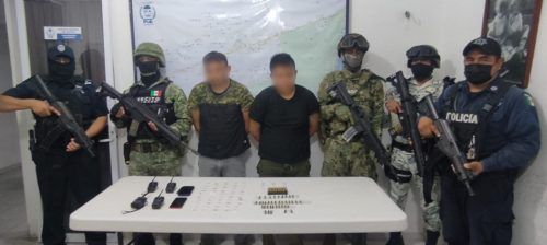 Arresta la Policía de Tulum a dos masculinos con drogas y armamento 