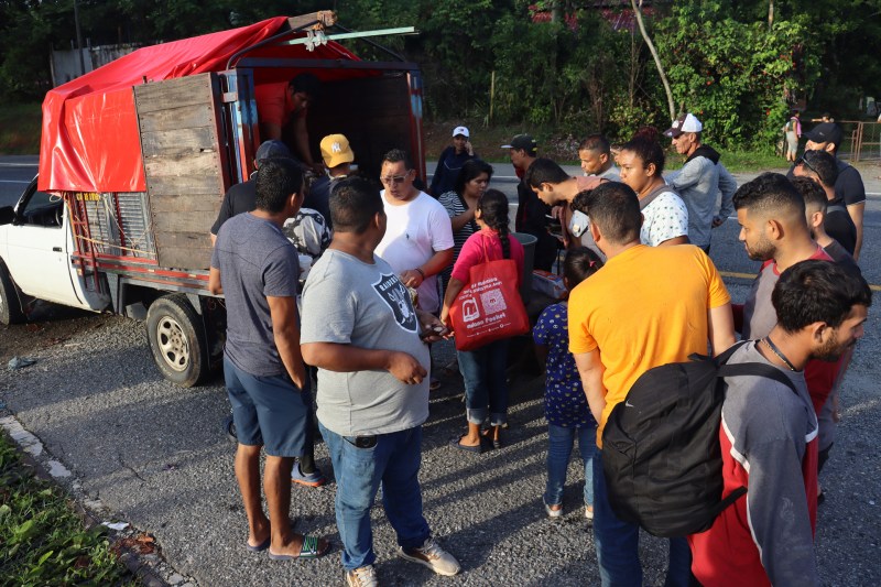Caravana de 4 mil migrantes se instala afuera de la aduana