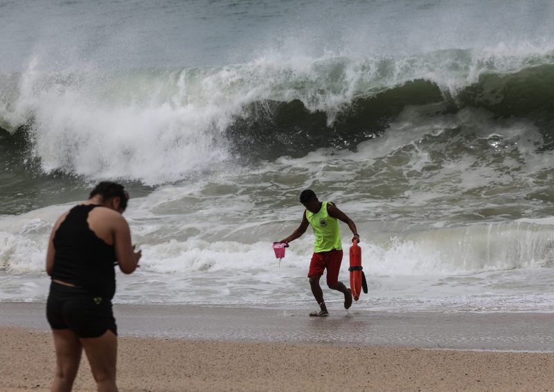 Foto de archivo del alto oleaje en playas de Acapulco, Guerrero. Foto de EFE/ David Guzmán.