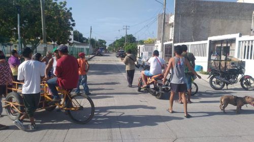 Acribillan a un sujeto en el interior de su camioneta en Cancún