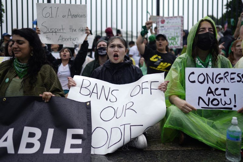 Protestan frente a la Casa Blanca por la sentencia del aborto en EE.UU. Foto de EFE