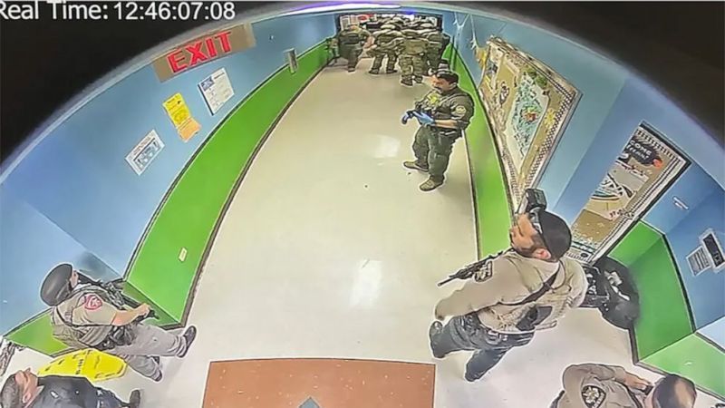 #Video Video de la escuela de Uvalde muestra a oficiales aguardando durante tiroteo. Foto tomada de video