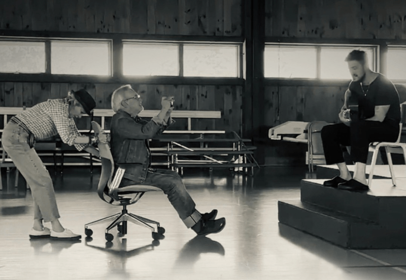 Spielberg dirige con un smartphone el primer video musical de su carrera. Foto de Twitter @marcusmumford