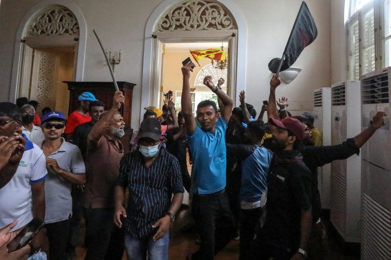 #Video Manifestantes incendian residencia del primer ministro de Sri Lanka. Foto de EFE