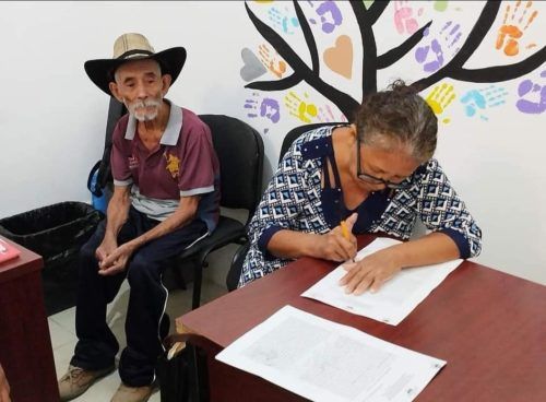 Adoptan a abuelito de 93 años al saber que vivía solo y sin hogar en Bacalar