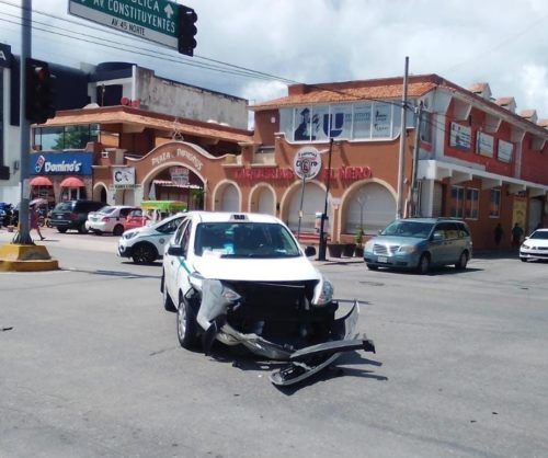 No respetan la luz roja y se los lleva un taxi de Playa del Carmen