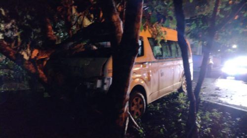 Chafirete de combi por rápido y furioso se estampa en un árbol