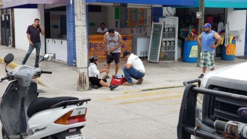 Chafirete se lleva de “corbata” a un abuelito al derribarlo de su moto