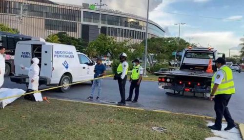 Un pasajero muerto en aparatoso choque entre una combi y un autobús