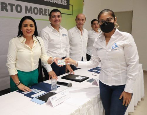 Entrega Blanca Merari Tziu credenciales a peritos responsables de obra de Puerto Morelos 