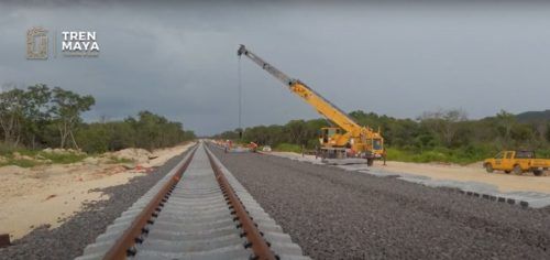 Arriban plataformas ferrocarrileras para distribuir rieles en tramo 2