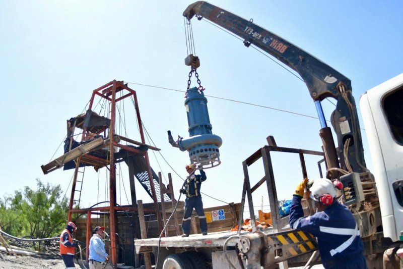 Aceleran labores de rescate de 10 mineros atrapados por derrumbe en mina. Foto de Twitter Miguel Riquelme
