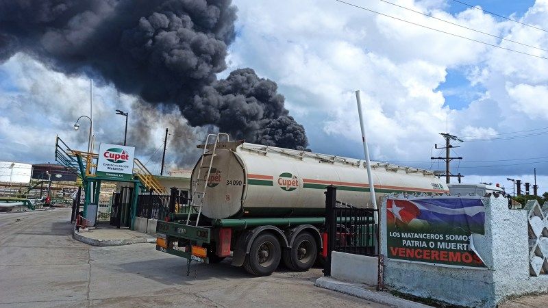 Al menos un muerto en Cuba por un fuerte incendio industrial