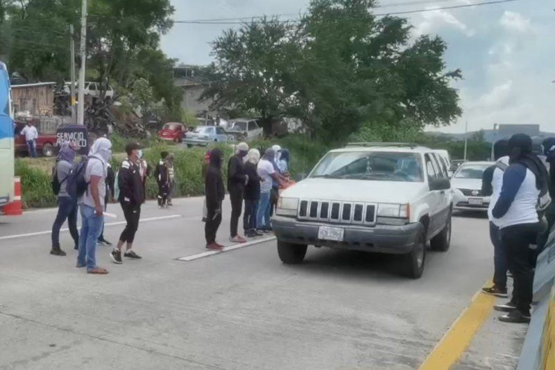 bloqueo normalistas Ayotzinapa bloqueo Autopista del Sol