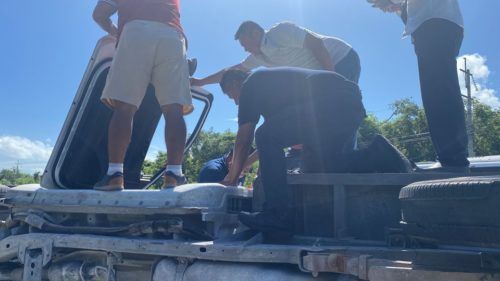 Camioneta vuelca en la Tulum-Playa del Carmen al estallar una llanta