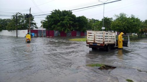 Atienden autoridades encharcamientos en Chetumal