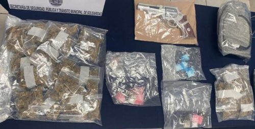 Detienen a dos malandros con un arma hechiza y 70 dosis de droga en Playa del Carmen