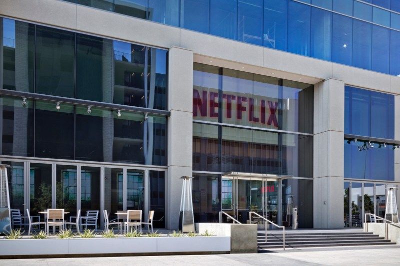 Netflix cumple 25 años con un futuro incierto como líder del 'streaming'