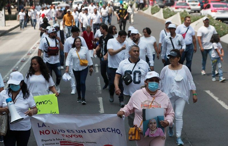 Padres y familiares de niños enfermos de cáncer protestan, durante la Caravana por la Salud en Ciudad de México. Foto de EFE/ Mario Guzmán.