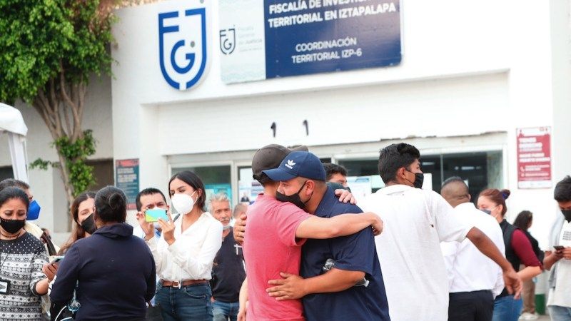 Familiares exigen justicia al identificar a víctimas del accidente en el Metro. Foto de EFE