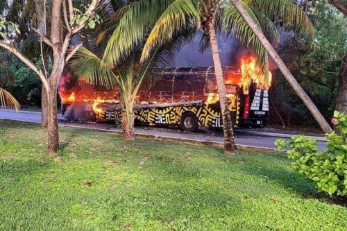 Inservible queda autobús de turistas de Xcaret en la zona hotelera de Cancún 