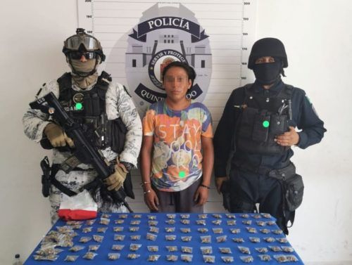 Detienen a “tirador” de droga con 100 bolsitas de marihuana en Cancún 