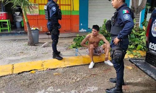 Alarifes le dan su merecido a ladrón y lo entregan a la policía en Puerto Aventuras