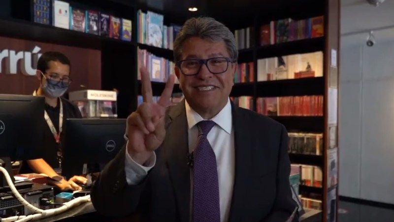 "Amor y paz, no vamos a confrontarnos con nadie", expresa Ricardo Monreal tras voto en abstención