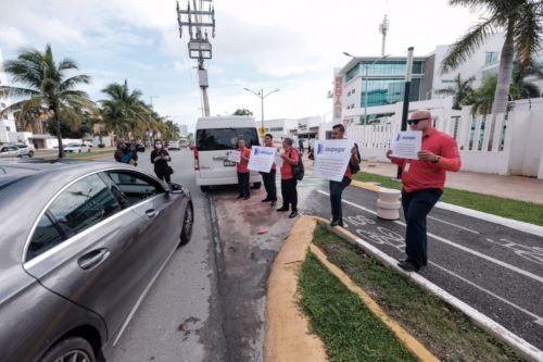 Protestan transportistas contra agencia Best Day en Cancún