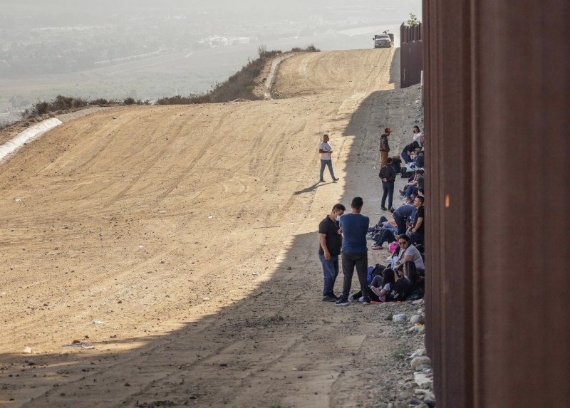 Detienen a migrantes en intentos de cruce a Estados Unidos por Tijuana