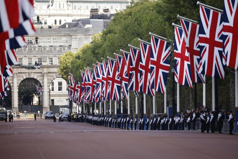 agentes de la policía vigilarán el féretro de isabel II