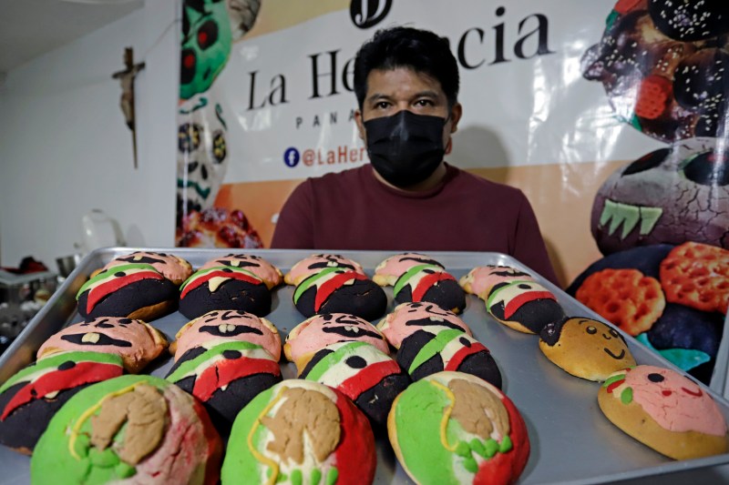 Una persona muestra un pan con la imagen del presidente de México, Andrés Manuel López Obrador. Foto de EFE