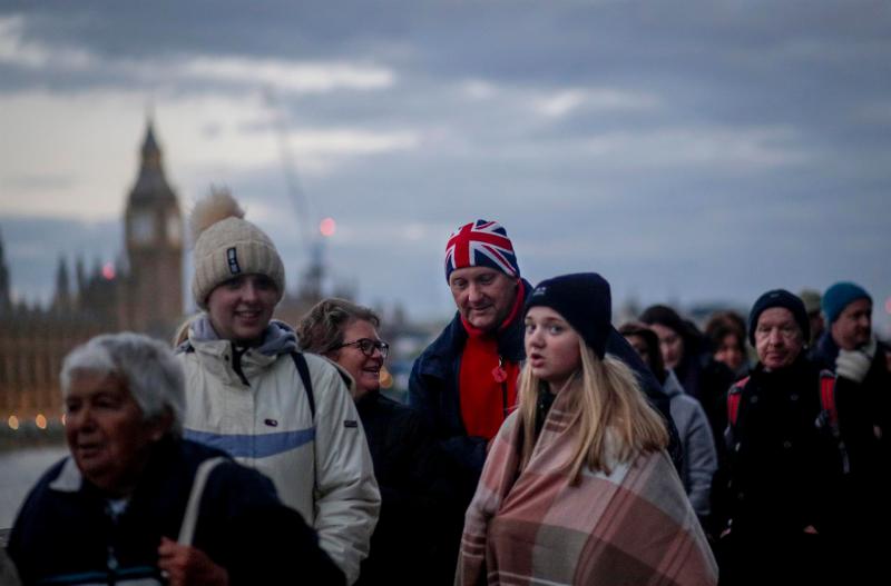 fila capilla ardiente Isabel II