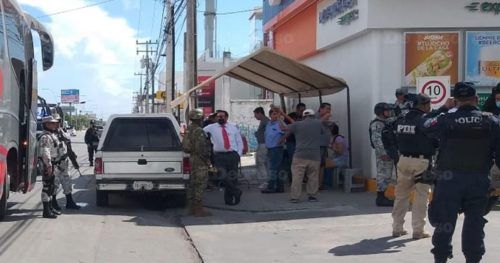 Rescatan 50 indocumentados en dos autobuses que circulaban en Cancún