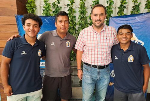 Inter Playa del Carmen, listo para el clásico quintanarroense  PLAYA DEL CARMEN, Quintana Roo, 24 de septiembre.- El Inter Playa del Carmen tiene la mira puesta para llevarse el clásico quintanarroense de la Liga Tercera División Profesional (TDP) contra los Tigrillos de Chetumal, que protagonizarán este sábado a las 16:00 horas en cancha de la Unidad Deportiva "Mario Villanueva Madrid", dentro de la jornada seis del Grupo 1 (Zona Sureste).  El auxiliar técnico, Alejandro Becerra, en conferencia de prensa en el restaurante ‘La Fishería’ afirmó que los clásicos se ganan, que el equipo juega siempre con la misma intensidad sin importar el rival y saben lo que significa el partido ante los chetumaleños. "Estamos en casa y no podemos dejar ir puntos", acotó.  Dio a conocer que aunque el plantel sufre la baja del capitán Carlos Pérez por expulsión ante Progreso FC, de donde se regresaron con dos puntos por el empate 2-2 y el triunfo en penales por 3-2. “Hay plantel para sortear el juego de este sábado”, dijo.  Por su parte, el jugador de la cantera playense, Jesús Ancona aseguró que el juego ante los Tigrillos de Chetumal se defenderá la casa, porque el equipo viene trabajando por los resultados, con mucha confianza y compañerismo.  En tanto, el también playense Juan Lizama, aseguró que el clásico quintanarroense será un partido muy rígido, pero con muy buen espectáculo para los aficionados y que buscarán hacer valer la condición de local.  Finalmente, el titular de la oficina del Inter Playa del Carmen, Amador Gutiérrez Guigui invitó a la afición a que acudad apoyar al equipo de casa que bajo las órdenes del profesor Alejandro Jácmo está teniendo una buena campaña.  Al momento el equipo del corazón de la Riviera Maya se ubica en la segunda posición del Grupo 1 con 12 puntos, debajo de Pioneros de Cancún por diferencia de cinco goles; en tanto, los Tigrillos de Chetumal permanecen en el octavo lugar con seis unidades.